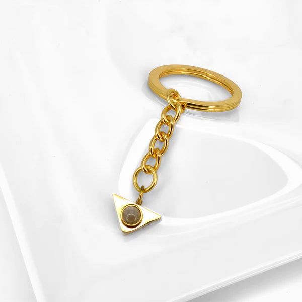 Elegante llavero con proyección triangular