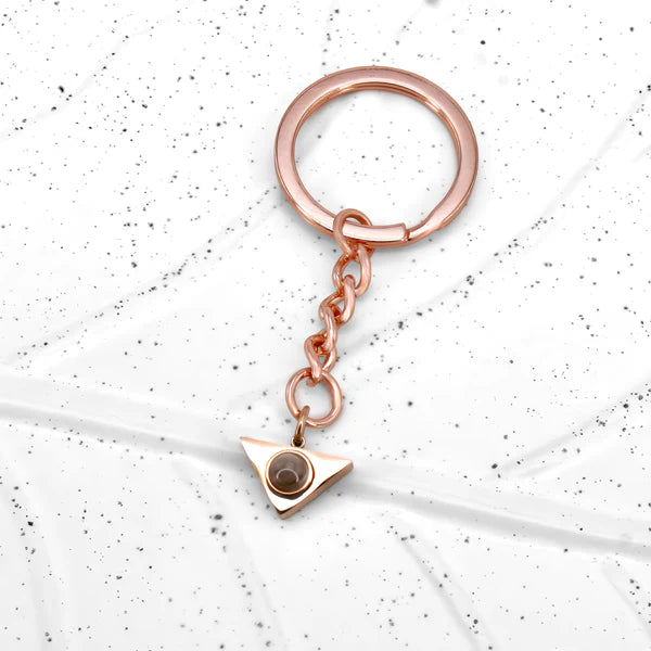 Elegante llavero con proyección triangular